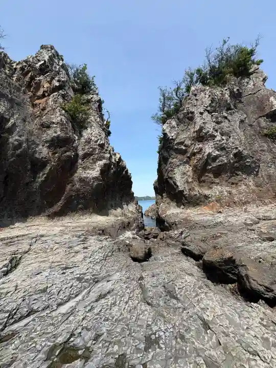 白蛇弁天(弁天島)の{uncategorized: "未分類", other: "その他", undefined: "問題あり", building: "その他建物", grave: "お墓", sacred_gate: "鳥居", guardian: "狛犬", statue: "像", buddha: "仏像", history: "歴史", nature: "自然", garden: "庭園", animal: "動物", pagoda: "塔", temizu: "手水舎", mountain_gate: "山門・神門", sanctuary: "本殿・本堂", subordinate: "末社・摂社", art: "芸術", scenery: "景色", jizo: "地蔵", ema: "絵馬", goshuin: "御朱印", omikuji: "おみくじ", items: "授与品その他", amulet: "お守り", goshuincho: "御朱印帳", eats: "食事", festival: "お祭り", votive_dance: "神楽", shichigosan: "七五三参", wedding: "結婚式", experience: "体験その他", initially: "初詣", around: "周辺", anti_infection: "感染症対策"}