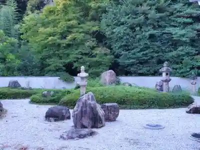 公智神社の庭園