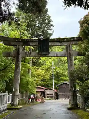 大瀧神社の{uncategorized: "未分類", other: "その他", undefined: "問題あり", building: "その他建物", grave: "お墓", sacred_gate: "鳥居", guardian: "狛犬", statue: "像", buddha: "仏像", history: "歴史", nature: "自然", garden: "庭園", animal: "動物", pagoda: "塔", temizu: "手水舎", mountain_gate: "山門・神門", sanctuary: "本殿・本堂", subordinate: "末社・摂社", art: "芸術", scenery: "景色", jizo: "地蔵", ema: "絵馬", goshuin: "御朱印", omikuji: "おみくじ", items: "授与品その他", amulet: "お守り", goshuincho: "御朱印帳", eats: "食事", festival: "お祭り", votive_dance: "神楽", shichigosan: "七五三参", wedding: "結婚式", experience: "体験その他", initially: "初詣", around: "周辺", anti_infection: "感染症対策"}