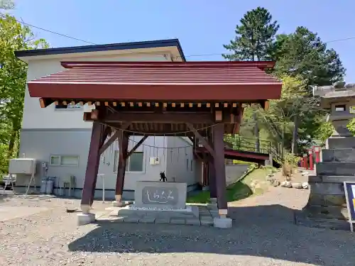 滝上神社の{uncategorized: "未分類", other: "その他", undefined: "問題あり", building: "その他建物", grave: "お墓", sacred_gate: "鳥居", guardian: "狛犬", statue: "像", buddha: "仏像", history: "歴史", nature: "自然", garden: "庭園", animal: "動物", pagoda: "塔", temizu: "手水舎", mountain_gate: "山門・神門", sanctuary: "本殿・本堂", subordinate: "末社・摂社", art: "芸術", scenery: "景色", jizo: "地蔵", ema: "絵馬", goshuin: "御朱印", omikuji: "おみくじ", items: "授与品その他", amulet: "お守り", goshuincho: "御朱印帳", eats: "食事", festival: "お祭り", votive_dance: "神楽", shichigosan: "七五三参", wedding: "結婚式", experience: "体験その他", initially: "初詣", around: "周辺", anti_infection: "感染症対策"}