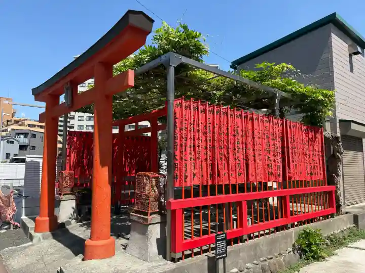 三藤稲荷社の{uncategorized: "未分類", other: "その他", undefined: "問題あり", building: "その他建物", grave: "お墓", sacred_gate: "鳥居", guardian: "狛犬", statue: "像", buddha: "仏像", history: "歴史", nature: "自然", garden: "庭園", animal: "動物", pagoda: "塔", temizu: "手水舎", mountain_gate: "山門・神門", sanctuary: "本殿・本堂", subordinate: "末社・摂社", art: "芸術", scenery: "景色", jizo: "地蔵", ema: "絵馬", goshuin: "御朱印", omikuji: "おみくじ", items: "授与品その他", amulet: "お守り", goshuincho: "御朱印帳", eats: "食事", festival: "お祭り", votive_dance: "神楽", shichigosan: "七五三参", wedding: "結婚式", experience: "体験その他", initially: "初詣", around: "周辺", anti_infection: "感染症対策"}