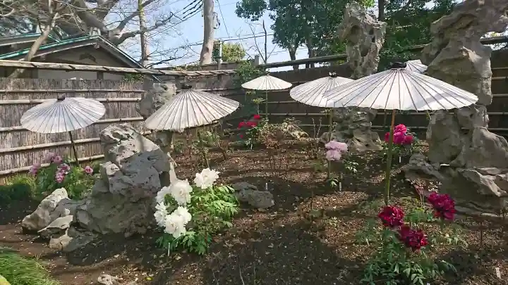 鶴岡八幡宮の{uncategorized: "未分類", other: "その他", undefined: "問題あり", building: "その他建物", grave: "お墓", sacred_gate: "鳥居", guardian: "狛犬", statue: "像", buddha: "仏像", history: "歴史", nature: "自然", garden: "庭園", animal: "動物", pagoda: "塔", temizu: "手水舎", mountain_gate: "山門・神門", sanctuary: "本殿・本堂", subordinate: "末社・摂社", art: "芸術", scenery: "景色", jizo: "地蔵", ema: "絵馬", goshuin: "御朱印", omikuji: "おみくじ", items: "授与品その他", amulet: "お守り", goshuincho: "御朱印帳", eats: "食事", festival: "お祭り", votive_dance: "神楽", shichigosan: "七五三参", wedding: "結婚式", experience: "体験その他", initially: "初詣", around: "周辺", anti_infection: "感染症対策"}