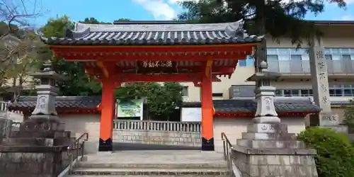 瀧谷不動尊　明王寺の山門