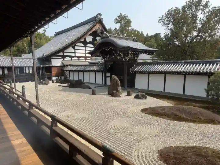 東福禅寺(東福寺)の{uncategorized: "未分類", other: "その他", undefined: "問題あり", building: "その他建物", grave: "お墓", sacred_gate: "鳥居", guardian: "狛犬", statue: "像", buddha: "仏像", history: "歴史", nature: "自然", garden: "庭園", animal: "動物", pagoda: "塔", temizu: "手水舎", mountain_gate: "山門・神門", sanctuary: "本殿・本堂", subordinate: "末社・摂社", art: "芸術", scenery: "景色", jizo: "地蔵", ema: "絵馬", goshuin: "御朱印", omikuji: "おみくじ", items: "授与品その他", amulet: "お守り", goshuincho: "御朱印帳", eats: "食事", festival: "お祭り", votive_dance: "神楽", shichigosan: "七五三参", wedding: "結婚式", experience: "体験その他", initially: "初詣", around: "周辺", anti_infection: "感染症対策"}