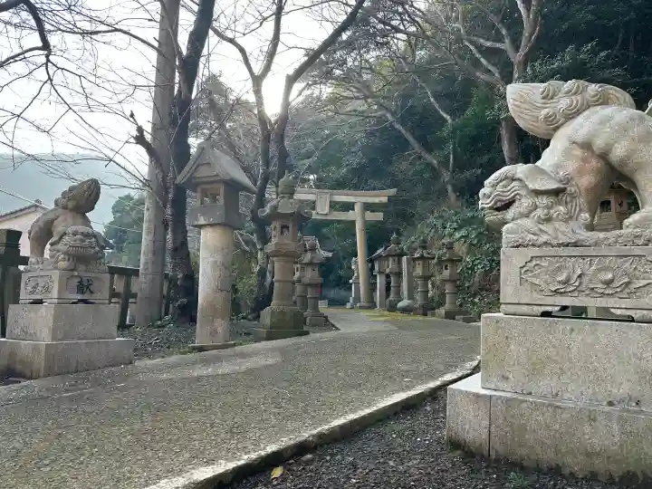 三社神社の{uncategorized: "未分類", other: "その他", undefined: "問題あり", building: "その他建物", grave: "お墓", sacred_gate: "鳥居", guardian: "狛犬", statue: "像", buddha: "仏像", history: "歴史", nature: "自然", garden: "庭園", animal: "動物", pagoda: "塔", temizu: "手水舎", mountain_gate: "山門・神門", sanctuary: "本殿・本堂", subordinate: "末社・摂社", art: "芸術", scenery: "景色", jizo: "地蔵", ema: "絵馬", goshuin: "御朱印", omikuji: "おみくじ", items: "授与品その他", amulet: "お守り", goshuincho: "御朱印帳", eats: "食事", festival: "お祭り", votive_dance: "神楽", shichigosan: "七五三参", wedding: "結婚式", experience: "体験その他", initially: "初詣", around: "周辺", anti_infection: "感染症対策"}