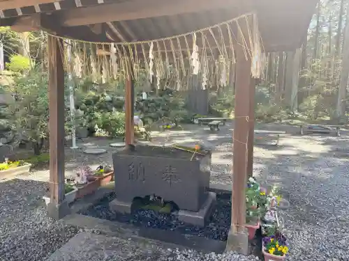 日光大室高龗神社の{uncategorized: "未分類", other: "その他", undefined: "問題あり", building: "その他建物", grave: "お墓", sacred_gate: "鳥居", guardian: "狛犬", statue: "像", buddha: "仏像", history: "歴史", nature: "自然", garden: "庭園", animal: "動物", pagoda: "塔", temizu: "手水舎", mountain_gate: "山門・神門", sanctuary: "本殿・本堂", subordinate: "末社・摂社", art: "芸術", scenery: "景色", jizo: "地蔵", ema: "絵馬", goshuin: "御朱印", omikuji: "おみくじ", items: "授与品その他", amulet: "お守り", goshuincho: "御朱印帳", eats: "食事", festival: "お祭り", votive_dance: "神楽", shichigosan: "七五三参", wedding: "結婚式", experience: "体験その他", initially: "初詣", around: "周辺", anti_infection: "感染症対策"}