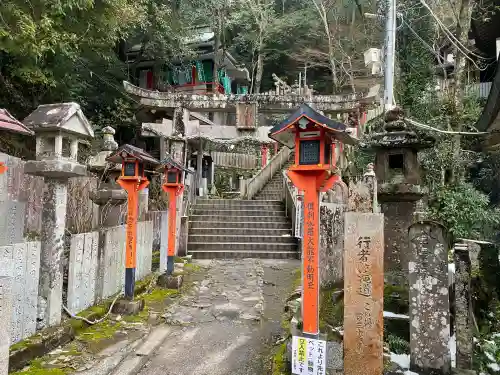 大本山七宝瀧寺の{uncategorized: "未分類", other: "その他", undefined: "問題あり", building: "その他建物", grave: "お墓", sacred_gate: "鳥居", guardian: "狛犬", statue: "像", buddha: "仏像", history: "歴史", nature: "自然", garden: "庭園", animal: "動物", pagoda: "塔", temizu: "手水舎", mountain_gate: "山門・神門", sanctuary: "本殿・本堂", subordinate: "末社・摂社", art: "芸術", scenery: "景色", jizo: "地蔵", ema: "絵馬", goshuin: "御朱印", omikuji: "おみくじ", items: "授与品その他", amulet: "お守り", goshuincho: "御朱印帳", eats: "食事", festival: "お祭り", votive_dance: "神楽", shichigosan: "七五三参", wedding: "結婚式", experience: "体験その他", initially: "初詣", around: "周辺", anti_infection: "感染症対策"}