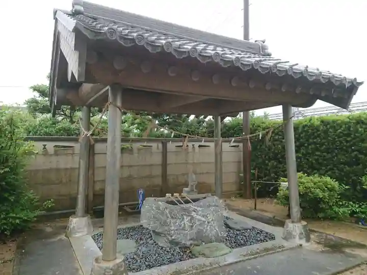 神明社の手水舎