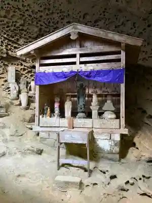 秩父札所三十二番　法性寺の{uncategorized: "未分類", other: "その他", undefined: "問題あり", building: "その他建物", grave: "お墓", sacred_gate: "鳥居", guardian: "狛犬", statue: "像", buddha: "仏像", history: "歴史", nature: "自然", garden: "庭園", animal: "動物", pagoda: "塔", temizu: "手水舎", mountain_gate: "山門・神門", sanctuary: "本殿・本堂", subordinate: "末社・摂社", art: "芸術", scenery: "景色", jizo: "地蔵", ema: "絵馬", goshuin: "御朱印", omikuji: "おみくじ", items: "授与品その他", amulet: "お守り", goshuincho: "御朱印帳", eats: "食事", festival: "お祭り", votive_dance: "神楽", shichigosan: "七五三参", wedding: "結婚式", experience: "体験その他", initially: "初詣", around: "周辺", anti_infection: "感染症対策"}