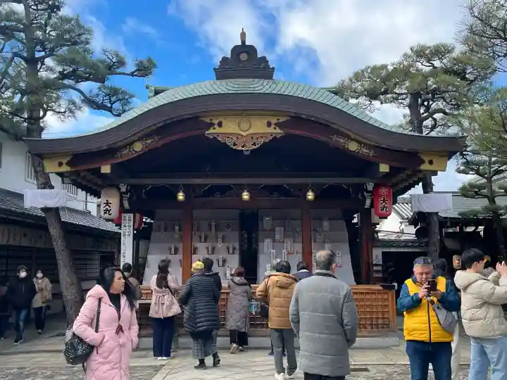 京都ゑびす神社の{uncategorized: "未分類", other: "その他", undefined: "問題あり", building: "その他建物", grave: "お墓", sacred_gate: "鳥居", guardian: "狛犬", statue: "像", buddha: "仏像", history: "歴史", nature: "自然", garden: "庭園", animal: "動物", pagoda: "塔", temizu: "手水舎", mountain_gate: "山門・神門", sanctuary: "本殿・本堂", subordinate: "末社・摂社", art: "芸術", scenery: "景色", jizo: "地蔵", ema: "絵馬", goshuin: "御朱印", omikuji: "おみくじ", items: "授与品その他", amulet: "お守り", goshuincho: "御朱印帳", eats: "食事", festival: "お祭り", votive_dance: "神楽", shichigosan: "七五三参", wedding: "結婚式", experience: "体験その他", initially: "初詣", around: "周辺", anti_infection: "感染症対策"}