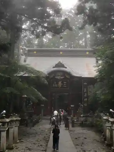 三峯神社の山門