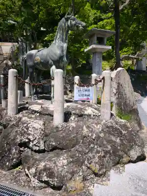 蜂穴神社（石清尾八幡宮末社）の{uncategorized: "未分類", other: "その他", undefined: "問題あり", building: "その他建物", grave: "お墓", sacred_gate: "鳥居", guardian: "狛犬", statue: "像", buddha: "仏像", history: "歴史", nature: "自然", garden: "庭園", animal: "動物", pagoda: "塔", temizu: "手水舎", mountain_gate: "山門・神門", sanctuary: "本殿・本堂", subordinate: "末社・摂社", art: "芸術", scenery: "景色", jizo: "地蔵", ema: "絵馬", goshuin: "御朱印", omikuji: "おみくじ", items: "授与品その他", amulet: "お守り", goshuincho: "御朱印帳", eats: "食事", festival: "お祭り", votive_dance: "神楽", shichigosan: "七五三参", wedding: "結婚式", experience: "体験その他", initially: "初詣", around: "周辺", anti_infection: "感染症対策"}