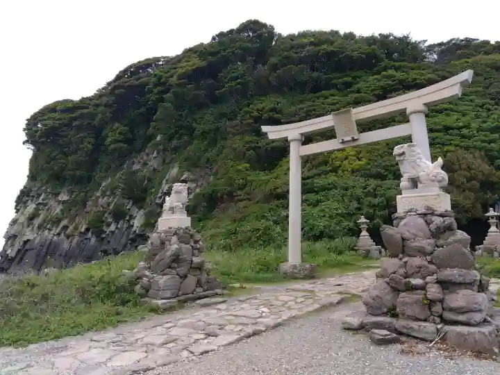 大湊神社(雄島)の{uncategorized: "未分類", other: "その他", undefined: "問題あり", building: "その他建物", grave: "お墓", sacred_gate: "鳥居", guardian: "狛犬", statue: "像", buddha: "仏像", history: "歴史", nature: "自然", garden: "庭園", animal: "動物", pagoda: "塔", temizu: "手水舎", mountain_gate: "山門・神門", sanctuary: "本殿・本堂", subordinate: "末社・摂社", art: "芸術", scenery: "景色", jizo: "地蔵", ema: "絵馬", goshuin: "御朱印", omikuji: "おみくじ", items: "授与品その他", amulet: "お守り", goshuincho: "御朱印帳", eats: "食事", festival: "お祭り", votive_dance: "神楽", shichigosan: "七五三参", wedding: "結婚式", experience: "体験その他", initially: "初詣", around: "周辺", anti_infection: "感染症対策"}