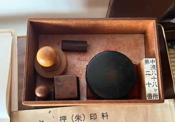 無量寺の{uncategorized: "未分類", other: "その他", undefined: "問題あり", building: "その他建物", grave: "お墓", sacred_gate: "鳥居", guardian: "狛犬", statue: "像", buddha: "仏像", history: "歴史", nature: "自然", garden: "庭園", animal: "動物", pagoda: "塔", temizu: "手水舎", mountain_gate: "山門・神門", sanctuary: "本殿・本堂", subordinate: "末社・摂社", art: "芸術", scenery: "景色", jizo: "地蔵", ema: "絵馬", goshuin: "御朱印", omikuji: "おみくじ", items: "授与品その他", amulet: "お守り", goshuincho: "御朱印帳", eats: "食事", festival: "お祭り", votive_dance: "神楽", shichigosan: "七五三参", wedding: "結婚式", experience: "体験その他", initially: "初詣", around: "周辺", anti_infection: "感染症対策"}