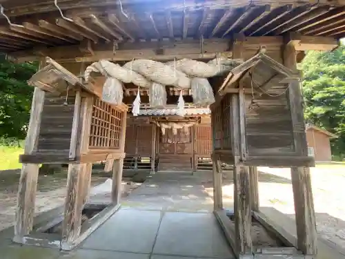 宇能遲神社の{uncategorized: "未分類", other: "その他", undefined: "問題あり", building: "その他建物", grave: "お墓", sacred_gate: "鳥居", guardian: "狛犬", statue: "像", buddha: "仏像", history: "歴史", nature: "自然", garden: "庭園", animal: "動物", pagoda: "塔", temizu: "手水舎", mountain_gate: "山門・神門", sanctuary: "本殿・本堂", subordinate: "末社・摂社", art: "芸術", scenery: "景色", jizo: "地蔵", ema: "絵馬", goshuin: "御朱印", omikuji: "おみくじ", items: "授与品その他", amulet: "お守り", goshuincho: "御朱印帳", eats: "食事", festival: "お祭り", votive_dance: "神楽", shichigosan: "七五三参", wedding: "結婚式", experience: "体験その他", initially: "初詣", around: "周辺", anti_infection: "感染症対策"}
