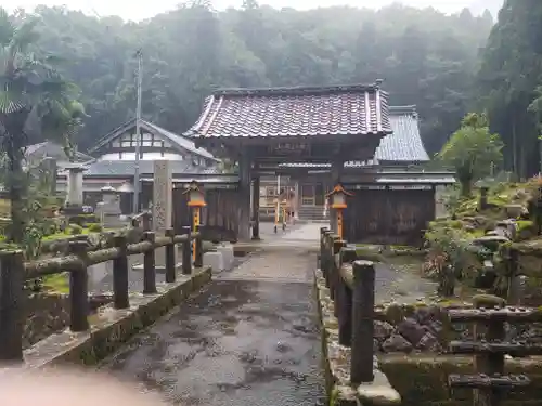 掟光寺の山門