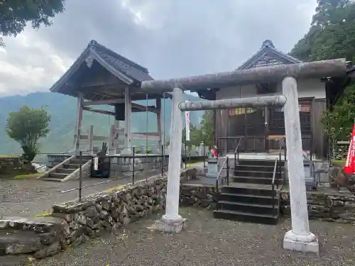嶺泉寺の{uncategorized: "未分類", other: "その他", undefined: "問題あり", building: "その他建物", grave: "お墓", sacred_gate: "鳥居", guardian: "狛犬", statue: "像", buddha: "仏像", history: "歴史", nature: "自然", garden: "庭園", animal: "動物", pagoda: "塔", temizu: "手水舎", mountain_gate: "山門・神門", sanctuary: "本殿・本堂", subordinate: "末社・摂社", art: "芸術", scenery: "景色", jizo: "地蔵", ema: "絵馬", goshuin: "御朱印", omikuji: "おみくじ", items: "授与品その他", amulet: "お守り", goshuincho: "御朱印帳", eats: "食事", festival: "お祭り", votive_dance: "神楽", shichigosan: "七五三参", wedding: "結婚式", experience: "体験その他", initially: "初詣", around: "周辺", anti_infection: "感染症対策"}