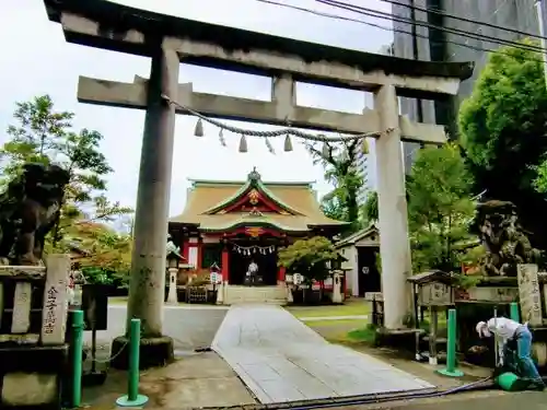 東神奈川熊野神社の鳥居