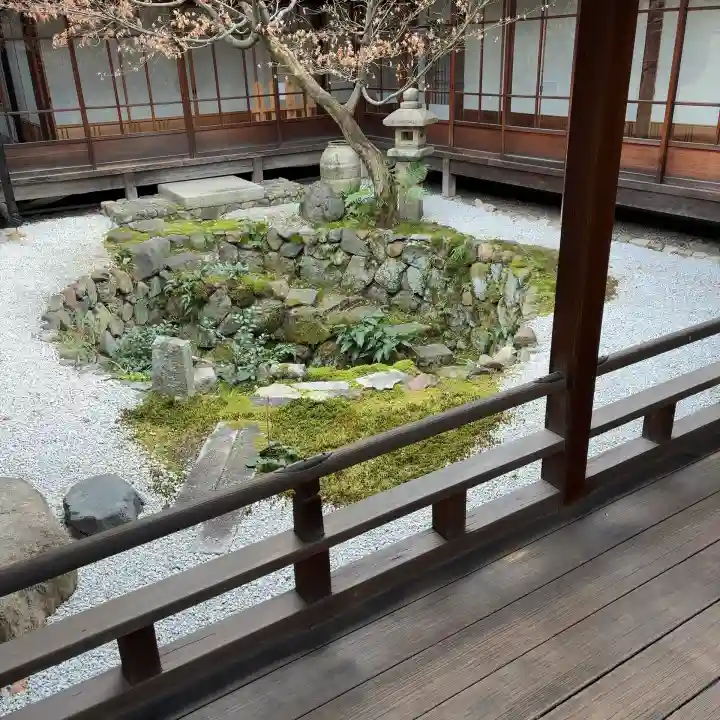 興聖寺の{uncategorized: "未分類", other: "その他", undefined: "問題あり", building: "その他建物", grave: "お墓", sacred_gate: "鳥居", guardian: "狛犬", statue: "像", buddha: "仏像", history: "歴史", nature: "自然", garden: "庭園", animal: "動物", pagoda: "塔", temizu: "手水舎", mountain_gate: "山門・神門", sanctuary: "本殿・本堂", subordinate: "末社・摂社", art: "芸術", scenery: "景色", jizo: "地蔵", ema: "絵馬", goshuin: "御朱印", omikuji: "おみくじ", items: "授与品その他", amulet: "お守り", goshuincho: "御朱印帳", eats: "食事", festival: "お祭り", votive_dance: "神楽", shichigosan: "七五三参", wedding: "結婚式", experience: "体験その他", initially: "初詣", around: "周辺", anti_infection: "感染症対策"}