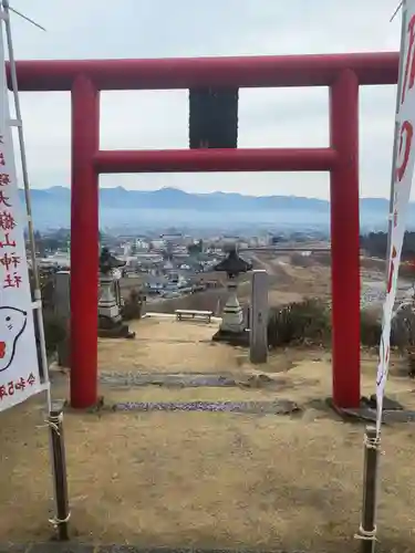 差出磯大嶽山神社 仕事と健康と厄よけの神さまの鳥居