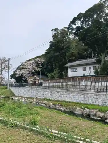 泉神社の{uncategorized: "未分類", other: "その他", undefined: "問題あり", building: "その他建物", grave: "お墓", sacred_gate: "鳥居", guardian: "狛犬", statue: "像", buddha: "仏像", history: "歴史", nature: "自然", garden: "庭園", animal: "動物", pagoda: "塔", temizu: "手水舎", mountain_gate: "山門・神門", sanctuary: "本殿・本堂", subordinate: "末社・摂社", art: "芸術", scenery: "景色", jizo: "地蔵", ema: "絵馬", goshuin: "御朱印", omikuji: "おみくじ", items: "授与品その他", amulet: "お守り", goshuincho: "御朱印帳", eats: "食事", festival: "お祭り", votive_dance: "神楽", shichigosan: "七五三参", wedding: "結婚式", experience: "体験その他", initially: "初詣", around: "周辺", anti_infection: "感染症対策"}