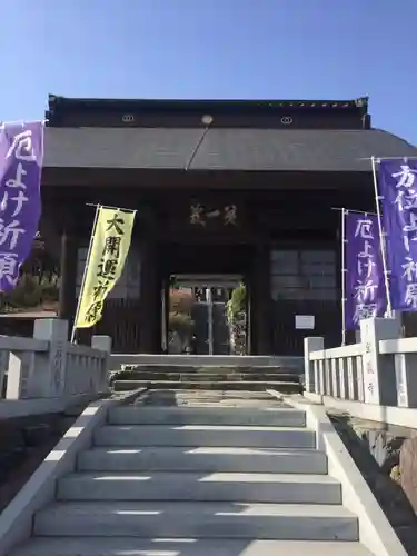 埼玉厄除け開運大師・龍泉寺（切り絵御朱印発祥の寺）の山門