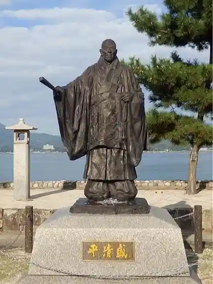 厳島神社の像