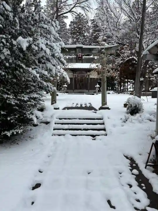 鹿島神社の{uncategorized: "未分類", other: "その他", undefined: "問題あり", building: "その他建物", grave: "お墓", sacred_gate: "鳥居", guardian: "狛犬", statue: "像", buddha: "仏像", history: "歴史", nature: "自然", garden: "庭園", animal: "動物", pagoda: "塔", temizu: "手水舎", mountain_gate: "山門・神門", sanctuary: "本殿・本堂", subordinate: "末社・摂社", art: "芸術", scenery: "景色", jizo: "地蔵", ema: "絵馬", goshuin: "御朱印", omikuji: "おみくじ", items: "授与品その他", amulet: "お守り", goshuincho: "御朱印帳", eats: "食事", festival: "お祭り", votive_dance: "神楽", shichigosan: "七五三参", wedding: "結婚式", experience: "体験その他", initially: "初詣", around: "周辺", anti_infection: "感染症対策"}