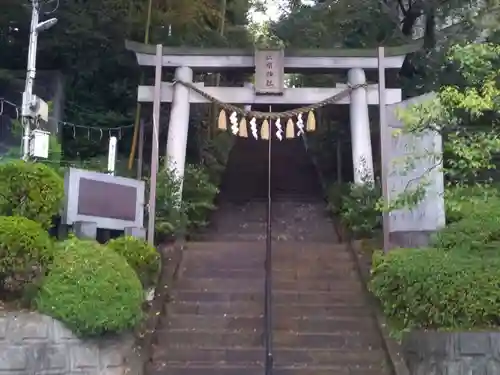 座間神社の鳥居