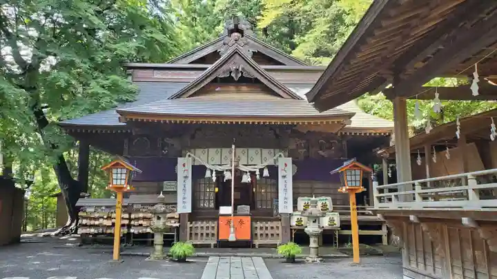 新倉富士浅間神社の本殿・本堂
