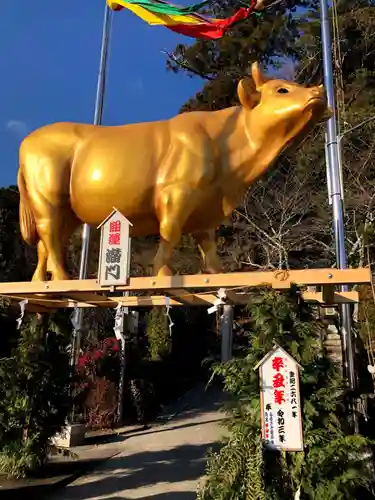 辰水神社の像