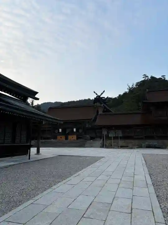 出雲大社の{uncategorized: "未分類", other: "その他", undefined: "問題あり", building: "その他建物", grave: "お墓", sacred_gate: "鳥居", guardian: "狛犬", statue: "像", buddha: "仏像", history: "歴史", nature: "自然", garden: "庭園", animal: "動物", pagoda: "塔", temizu: "手水舎", mountain_gate: "山門・神門", sanctuary: "本殿・本堂", subordinate: "末社・摂社", art: "芸術", scenery: "景色", jizo: "地蔵", ema: "絵馬", goshuin: "御朱印", omikuji: "おみくじ", items: "授与品その他", amulet: "お守り", goshuincho: "御朱印帳", eats: "食事", festival: "お祭り", votive_dance: "神楽", shichigosan: "七五三参", wedding: "結婚式", experience: "体験その他", initially: "初詣", around: "周辺", anti_infection: "感染症対策"}