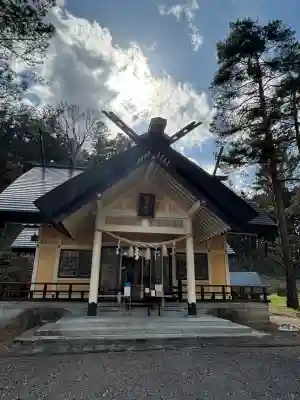 滝上神社の{uncategorized: "未分類", other: "その他", undefined: "問題あり", building: "その他建物", grave: "お墓", sacred_gate: "鳥居", guardian: "狛犬", statue: "像", buddha: "仏像", history: "歴史", nature: "自然", garden: "庭園", animal: "動物", pagoda: "塔", temizu: "手水舎", mountain_gate: "山門・神門", sanctuary: "本殿・本堂", subordinate: "末社・摂社", art: "芸術", scenery: "景色", jizo: "地蔵", ema: "絵馬", goshuin: "御朱印", omikuji: "おみくじ", items: "授与品その他", amulet: "お守り", goshuincho: "御朱印帳", eats: "食事", festival: "お祭り", votive_dance: "神楽", shichigosan: "七五三参", wedding: "結婚式", experience: "体験その他", initially: "初詣", around: "周辺", anti_infection: "感染症対策"}