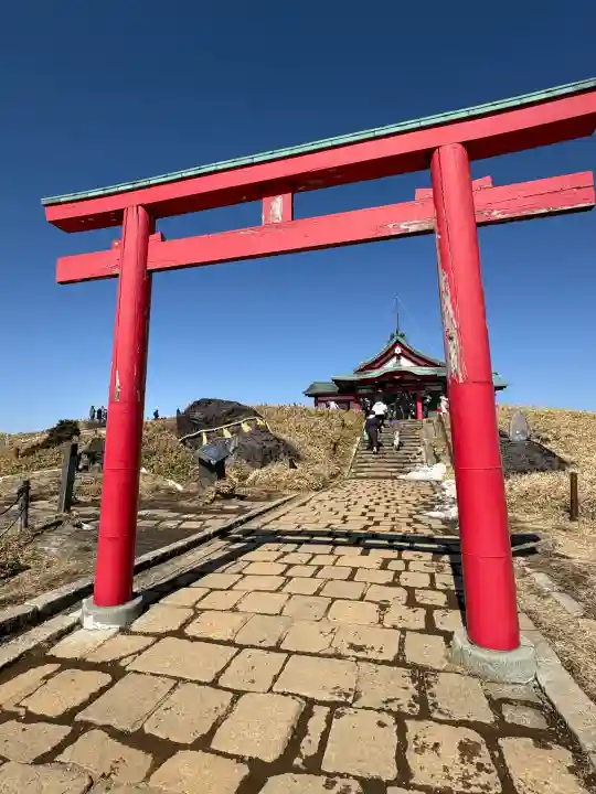 箱根元宮の{uncategorized: "未分類", other: "その他", undefined: "問題あり", building: "その他建物", grave: "お墓", sacred_gate: "鳥居", guardian: "狛犬", statue: "像", buddha: "仏像", history: "歴史", nature: "自然", garden: "庭園", animal: "動物", pagoda: "塔", temizu: "手水舎", mountain_gate: "山門・神門", sanctuary: "本殿・本堂", subordinate: "末社・摂社", art: "芸術", scenery: "景色", jizo: "地蔵", ema: "絵馬", goshuin: "御朱印", omikuji: "おみくじ", items: "授与品その他", amulet: "お守り", goshuincho: "御朱印帳", eats: "食事", festival: "お祭り", votive_dance: "神楽", shichigosan: "七五三参", wedding: "結婚式", experience: "体験その他", initially: "初詣", around: "周辺", anti_infection: "感染症対策"}