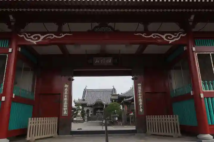 井戸寺の山門・神門
