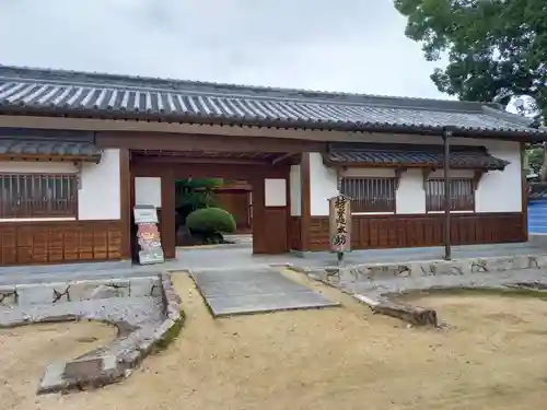 本山寺の山門