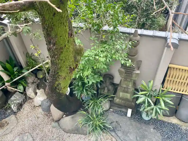 専行寺の{uncategorized: "未分類", other: "その他", undefined: "問題あり", building: "その他建物", grave: "お墓", sacred_gate: "鳥居", guardian: "狛犬", statue: "像", buddha: "仏像", history: "歴史", nature: "自然", garden: "庭園", animal: "動物", pagoda: "塔", temizu: "手水舎", mountain_gate: "山門・神門", sanctuary: "本殿・本堂", subordinate: "末社・摂社", art: "芸術", scenery: "景色", jizo: "地蔵", ema: "絵馬", goshuin: "御朱印", omikuji: "おみくじ", items: "授与品その他", amulet: "お守り", goshuincho: "御朱印帳", eats: "食事", festival: "お祭り", votive_dance: "神楽", shichigosan: "七五三参", wedding: "結婚式", experience: "体験その他", initially: "初詣", around: "周辺", anti_infection: "感染症対策"}