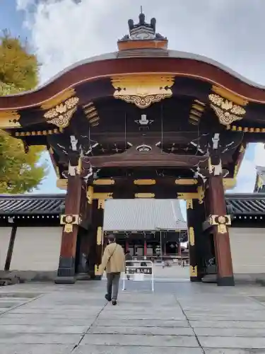東本願寺（真宗本廟）の{uncategorized: "未分類", other: "その他", undefined: "問題あり", building: "その他建物", grave: "お墓", sacred_gate: "鳥居", guardian: "狛犬", statue: "像", buddha: "仏像", history: "歴史", nature: "自然", garden: "庭園", animal: "動物", pagoda: "塔", temizu: "手水舎", mountain_gate: "山門・神門", sanctuary: "本殿・本堂", subordinate: "末社・摂社", art: "芸術", scenery: "景色", jizo: "地蔵", ema: "絵馬", goshuin: "御朱印", omikuji: "おみくじ", items: "授与品その他", amulet: "お守り", goshuincho: "御朱印帳", eats: "食事", festival: "お祭り", votive_dance: "神楽", shichigosan: "七五三参", wedding: "結婚式", experience: "体験その他", initially: "初詣", around: "周辺", anti_infection: "感染症対策"}