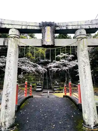 湯浦諏訪神社の鳥居