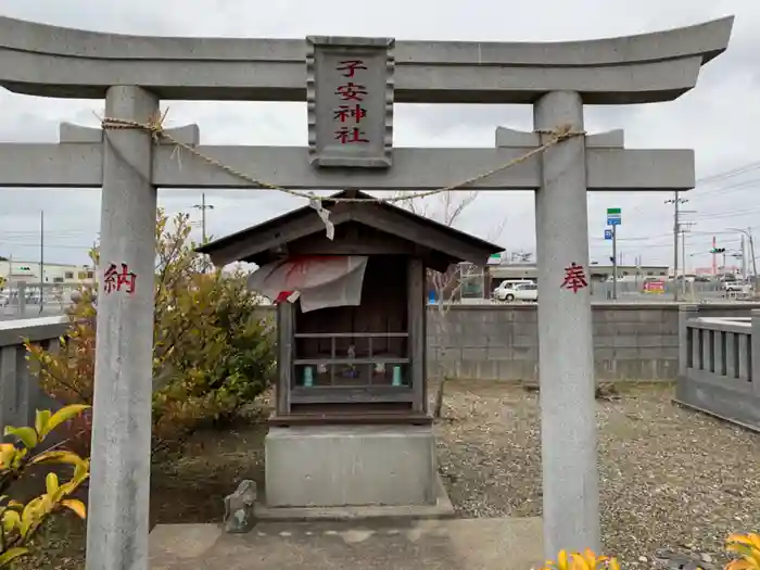 稲荷神社の本殿