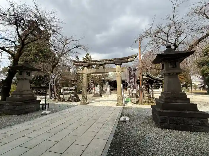 鳥海月山両所宮の{uncategorized: "未分類", other: "その他", undefined: "問題あり", building: "その他建物", grave: "お墓", sacred_gate: "鳥居", guardian: "狛犬", statue: "像", buddha: "仏像", history: "歴史", nature: "自然", garden: "庭園", animal: "動物", pagoda: "塔", temizu: "手水舎", mountain_gate: "山門・神門", sanctuary: "本殿・本堂", subordinate: "末社・摂社", art: "芸術", scenery: "景色", jizo: "地蔵", ema: "絵馬", goshuin: "御朱印", omikuji: "おみくじ", items: "授与品その他", amulet: "お守り", goshuincho: "御朱印帳", eats: "食事", festival: "お祭り", votive_dance: "神楽", shichigosan: "七五三参", wedding: "結婚式", experience: "体験その他", initially: "初詣", around: "周辺", anti_infection: "感染症対策"}