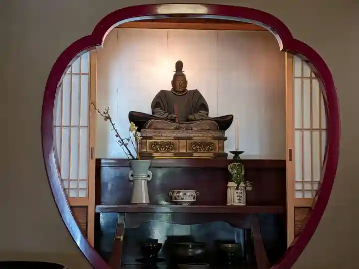 興聖寺の{uncategorized: "未分類", other: "その他", undefined: "問題あり", building: "その他建物", grave: "お墓", sacred_gate: "鳥居", guardian: "狛犬", statue: "像", buddha: "仏像", history: "歴史", nature: "自然", garden: "庭園", animal: "動物", pagoda: "塔", temizu: "手水舎", mountain_gate: "山門・神門", sanctuary: "本殿・本堂", subordinate: "末社・摂社", art: "芸術", scenery: "景色", jizo: "地蔵", ema: "絵馬", goshuin: "御朱印", omikuji: "おみくじ", items: "授与品その他", amulet: "お守り", goshuincho: "御朱印帳", eats: "食事", festival: "お祭り", votive_dance: "神楽", shichigosan: "七五三参", wedding: "結婚式", experience: "体験その他", initially: "初詣", around: "周辺", anti_infection: "感染症対策"}