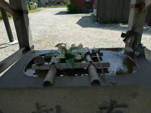 守りの神　藤基神社の手水舎