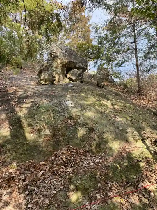 石上布都魂神社の{uncategorized: "未分類", other: "その他", undefined: "問題あり", building: "その他建物", grave: "お墓", sacred_gate: "鳥居", guardian: "狛犬", statue: "像", buddha: "仏像", history: "歴史", nature: "自然", garden: "庭園", animal: "動物", pagoda: "塔", temizu: "手水舎", mountain_gate: "山門・神門", sanctuary: "本殿・本堂", subordinate: "末社・摂社", art: "芸術", scenery: "景色", jizo: "地蔵", ema: "絵馬", goshuin: "御朱印", omikuji: "おみくじ", items: "授与品その他", amulet: "お守り", goshuincho: "御朱印帳", eats: "食事", festival: "お祭り", votive_dance: "神楽", shichigosan: "七五三参", wedding: "結婚式", experience: "体験その他", initially: "初詣", around: "周辺", anti_infection: "感染症対策"}
