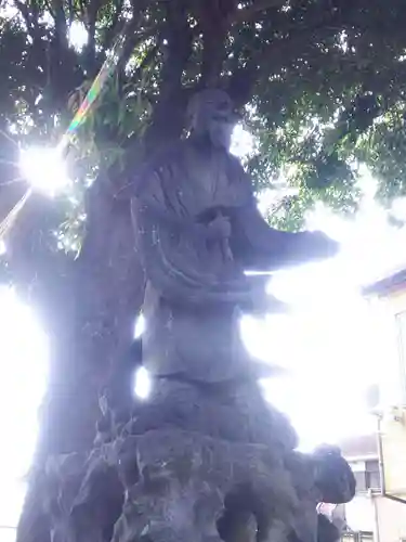 須賀神社の像