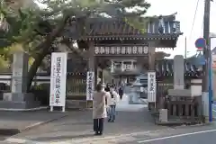 誕生寺の山門