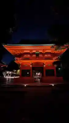 穴八幡宮の山門・神門