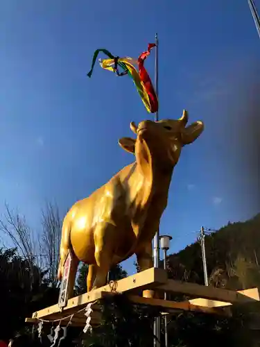 辰水神社の像