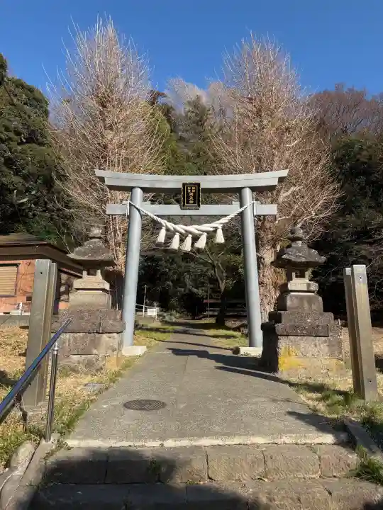 諏訪神社の{uncategorized: "未分類", other: "その他", undefined: "問題あり", building: "その他建物", grave: "お墓", sacred_gate: "鳥居", guardian: "狛犬", statue: "像", buddha: "仏像", history: "歴史", nature: "自然", garden: "庭園", animal: "動物", pagoda: "塔", temizu: "手水舎", mountain_gate: "山門・神門", sanctuary: "本殿・本堂", subordinate: "末社・摂社", art: "芸術", scenery: "景色", jizo: "地蔵", ema: "絵馬", goshuin: "御朱印", omikuji: "おみくじ", items: "授与品その他", amulet: "お守り", goshuincho: "御朱印帳", eats: "食事", festival: "お祭り", votive_dance: "神楽", shichigosan: "七五三参", wedding: "結婚式", experience: "体験その他", initially: "初詣", around: "周辺", anti_infection: "感染症対策"}