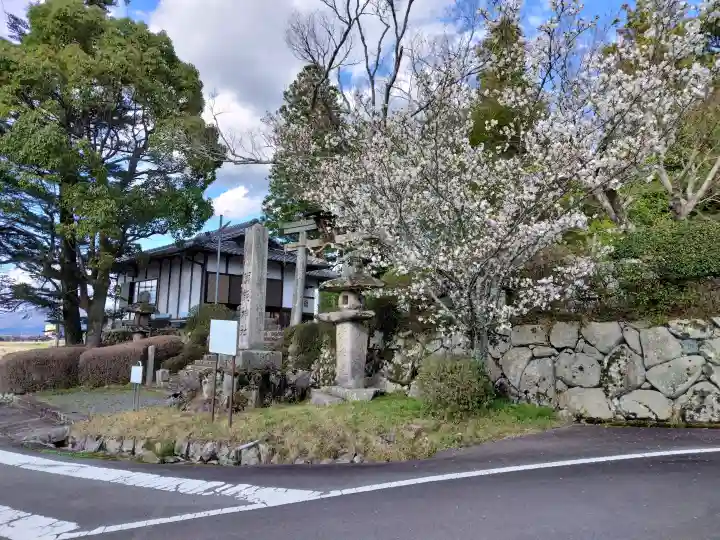與能神社の{uncategorized: "未分類", other: "その他", undefined: "問題あり", building: "その他建物", grave: "お墓", sacred_gate: "鳥居", guardian: "狛犬", statue: "像", buddha: "仏像", history: "歴史", nature: "自然", garden: "庭園", animal: "動物", pagoda: "塔", temizu: "手水舎", mountain_gate: "山門・神門", sanctuary: "本殿・本堂", subordinate: "末社・摂社", art: "芸術", scenery: "景色", jizo: "地蔵", ema: "絵馬", goshuin: "御朱印", omikuji: "おみくじ", items: "授与品その他", amulet: "お守り", goshuincho: "御朱印帳", eats: "食事", festival: "お祭り", votive_dance: "神楽", shichigosan: "七五三参", wedding: "結婚式", experience: "体験その他", initially: "初詣", around: "周辺", anti_infection: "感染症対策"}